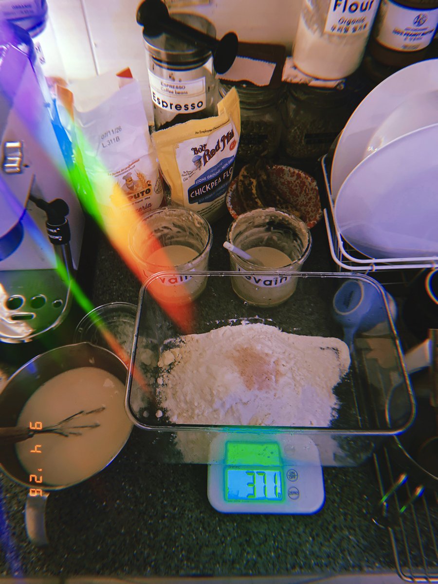 DrewVanilla_'s tweet image. 어둠 속, 르방이 밥 주고 내일 구울 사워도우 #발효시작  #inthedark