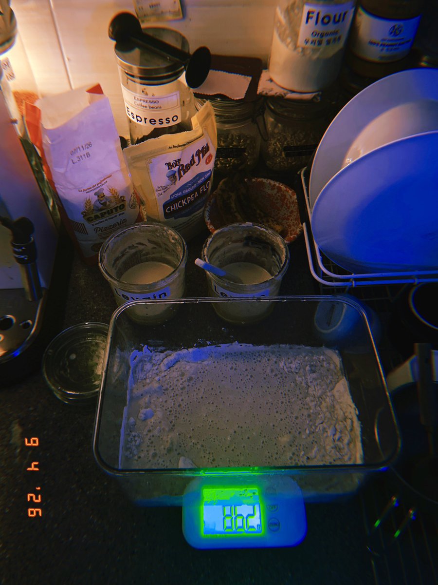 DrewVanilla_'s tweet image. 어둠 속, 르방이 밥 주고 내일 구울 사워도우 #발효시작  #inthedark