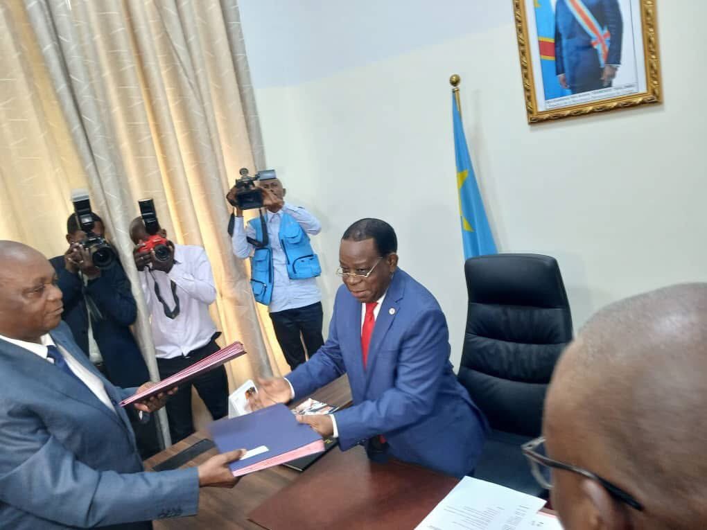 Glori33150Zola's tweet photo. #RDC #SÉNAT, #Norbert #Katintima est entré officiellement en fonction ce jeudi 9 Avril 2026 au poste de 2 éme vice président
La cérémonie de remise et reprise avec son prédécesseur, @PLukwebo a eu lieu ce jeudi https://t.co/JS7pJyCSh4