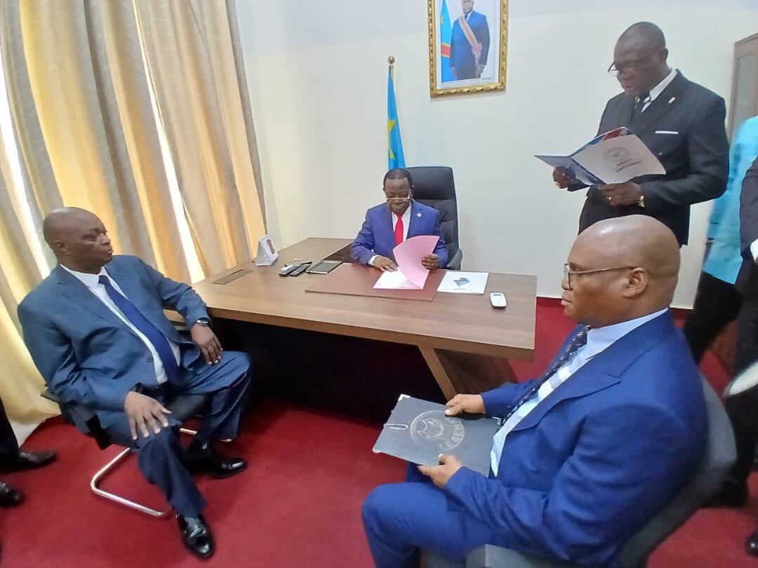 Glori33150Zola's tweet photo. #RDC #SÉNAT, #Norbert #Katintima est entré officiellement en fonction ce jeudi 9 Avril 2026 au poste de 2 éme vice président
La cérémonie de remise et reprise avec son prédécesseur, @PLukwebo a eu lieu ce jeudi https://t.co/JS7pJyCSh4