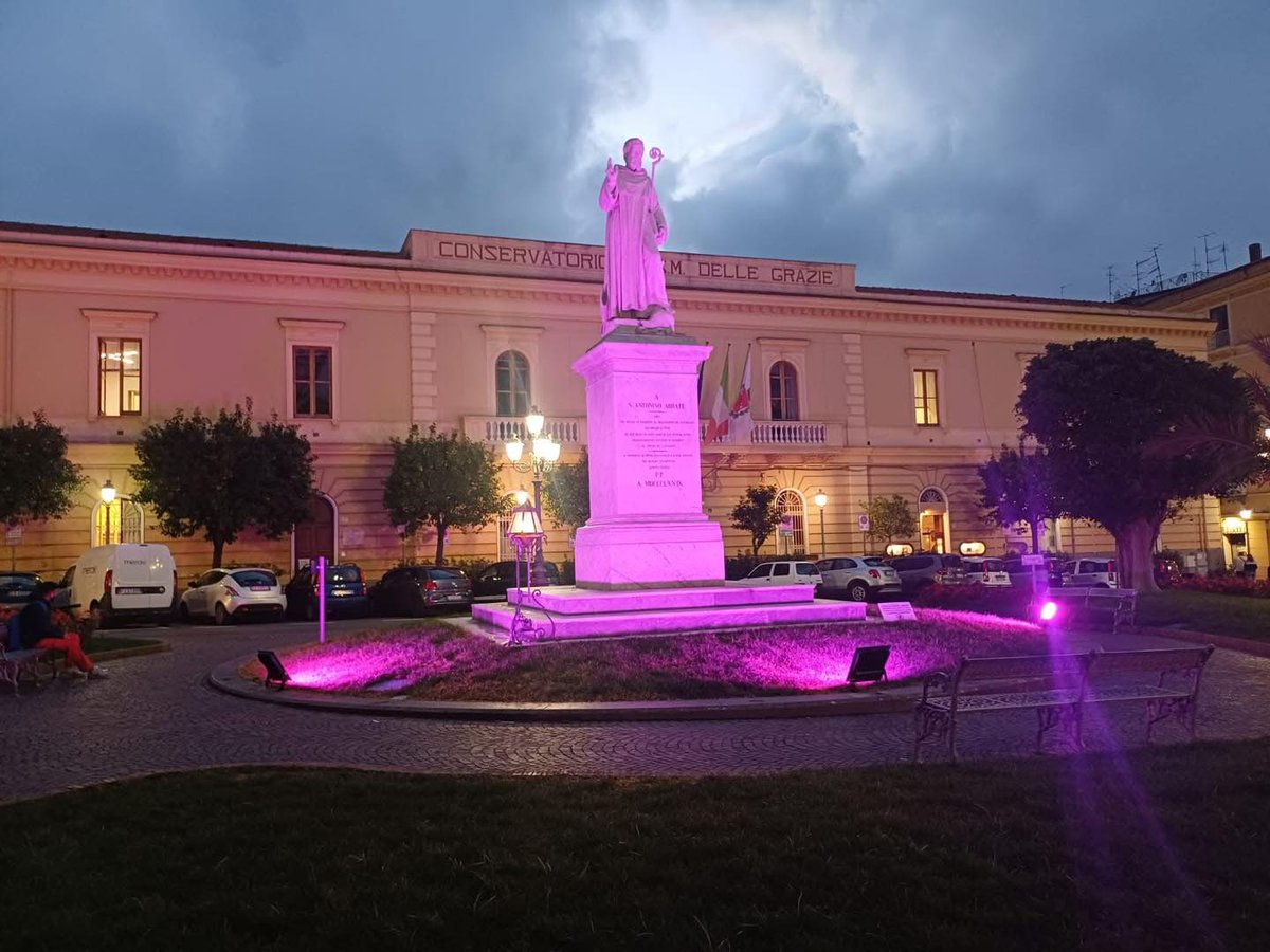 Luci rosa in piazza Sant'Antonino per festeggiare l'arrivo di Grace nella nostra comunità.