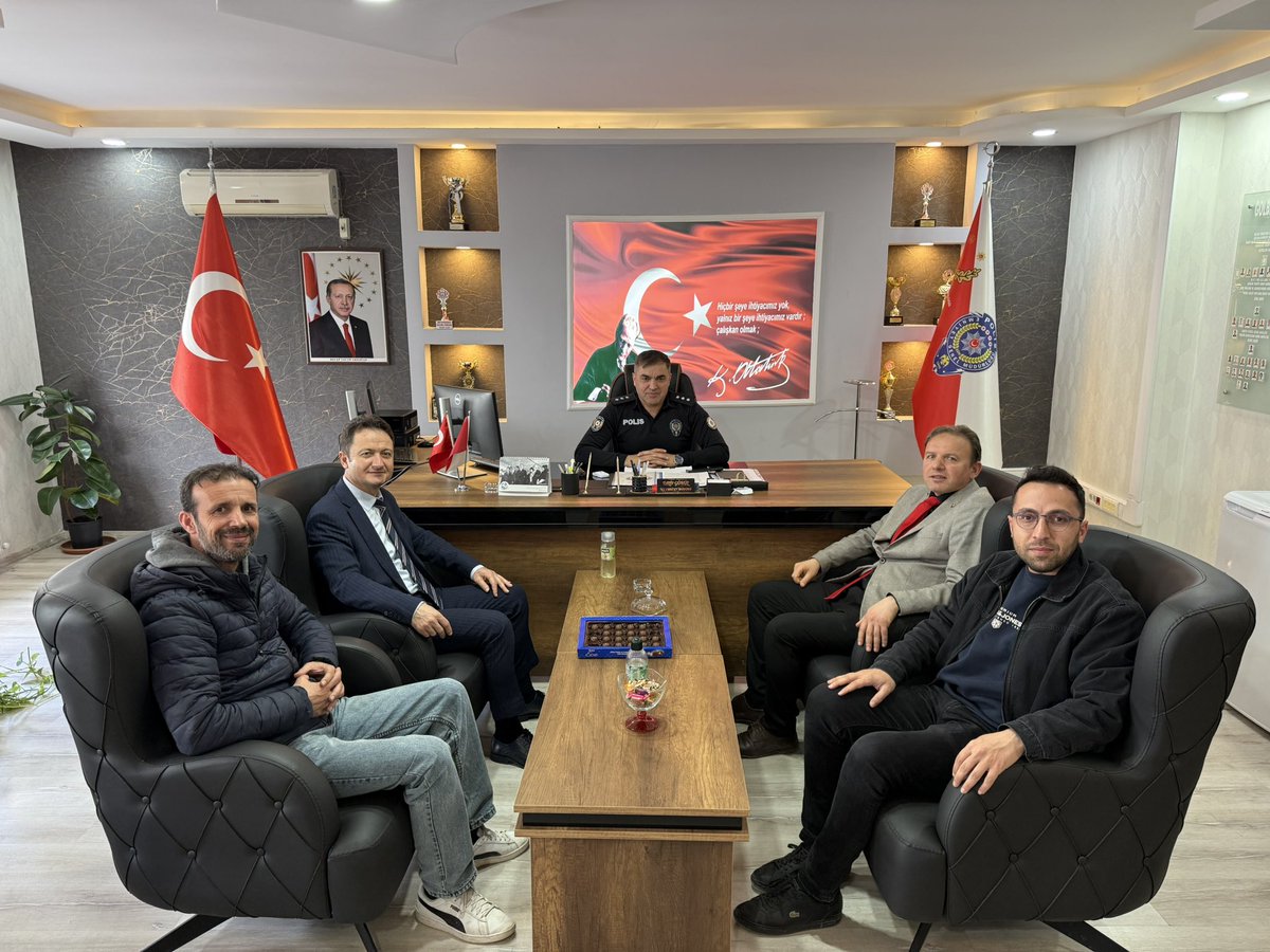 Polis Haftası kapsamında, İlçe Millî Eğitim Müdürümüz Akif Torun ve beraberindeki heyet, Gölbaşı İlçe Emniyet Müdürü Talip Gönül’ü ziyaret etti.

Tüm emniyet mensuplarımızın Polis Haftası’nı kutlarız. 🚓🇹🇷

<a href="/tcmeb/">Millî Eğitim Bakanlığı</a> <a href="/Yusuf__Tekin/">Yusuf Tekin</a> <a href="/adiyamanmem/">Adıyaman İl Millî Eğitim Müdürlüğü</a> <a href="/ali_tosun77/">Ali TOSUN</a> <a href="/akiftorun02/">Akif TORUN</a>