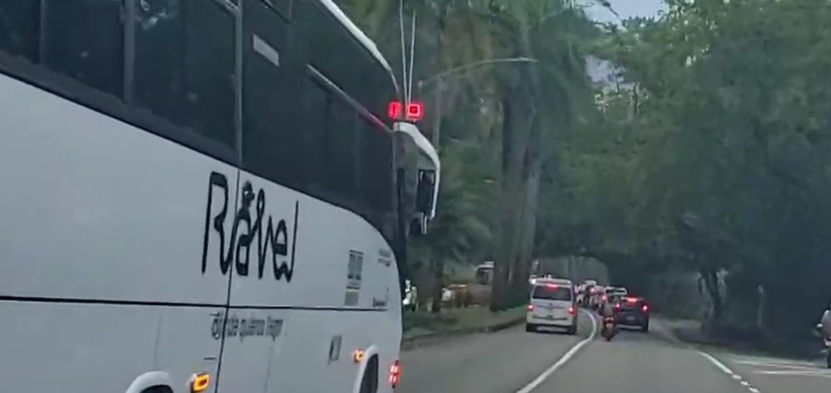 Parzivalmd's tweet photo. @ConcesionTAO @sttmed @Telemedellin Que tal estás dos bellezas parando en medio del túnel para saludarse, la cantidad de incidentes que ocurren a diario dentro del túnel  y estos dos parando generando taco y riesgo de choques. Solo pude ver la placa del que iba bajando EQX102. https://t.co/KgoSun8Ud2