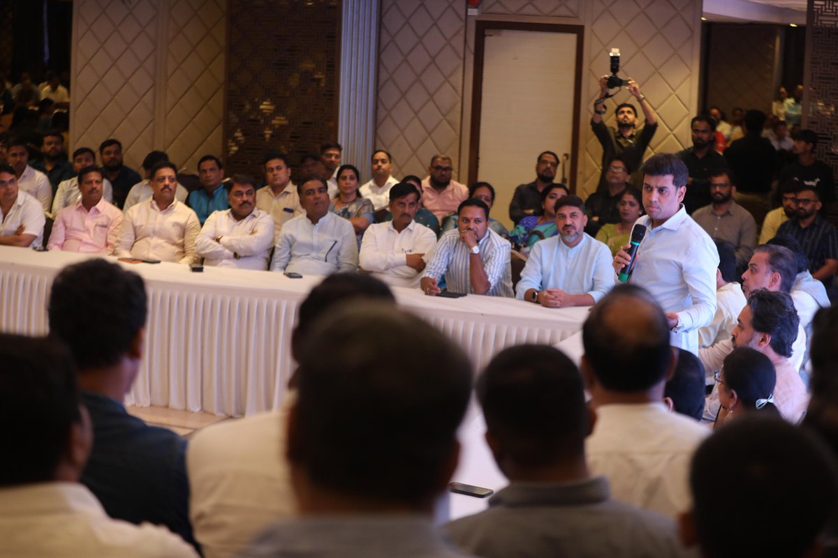 DrSEShinde's tweet photo. 📍 दक्षिण मुंबई लोकसभा आढावा बैठक - चर्चगेट

शिवसेना मुख्यनेते तथा राज्याचे उपमुख्यमंत्री मा. ना. श्री. एकनाथजी शिंदे साहेब यांच्या मार्गदर्शनाखाली आणि आदेशानुसार राज्यभर विविध लोकसभा मतदारसंघांत संघटनात्मक आढावा बैठकींचा धडाका सुरू असून, त्याच अनुषंगाने आज चर्चगेट येथे दक्षिण मुंबई लोकसभा मतदारसंघाची महत्त्वपूर्ण आढावा बैठक उत्साहपूर्ण वातावरणात पार पडली. या बैठकीस मतदारसंघातील सर्व लोकप्रतिनिधी, पदाधिकारी आणि कार्यकर्ते मोठ्या संख्येने उपस्थित होते. बैठकी दरम्यान पक्षसंघटना अधिक भक्कम करण्यासाठी प्रत्येक स्तरावर जोमाने आणि नियोजनबद्ध पद्धतीने काम करण्याचे आवाहन करण्यात आले. संघटनात्मक ताकद वाढवणे, जनसंपर्क अधिक प्रभावी करणे आणि स्थानिक पातळीवर पक्षाची उपस्थिती दृढ करणे, या बाबींवर विशेष भर देण्यात आला.

भारतीय निवडणूक आयोगामार्फत राज्यात राबविण्यात येत असलेल्या विशेष सखोल पुनर्निरीक्षण (SIR) मोहिमेबाबत यावेळी सविस्तर मार्गदर्शन करण्यात आले. मतदार याद्या अचूक, पारदर्शक आणि सर्वसमावेशक करण्यासाठी ही मोहीम अत्यंत महत्त्वाची असून, त्यात पक्षाच्या कार्यकर्त्यांची भूमिका निर्णायक ठरणार आहे, याची जाणीव सर्वांना करून देण्यात आली. या अनुषंगाने प्रत्येक भागात तातडीने ‘बीएलए’ (Booth Level Agent) नियुक्त करण्याच्या स्पष्ट सूचना देण्यात आल्या. तसेच या संपूर्ण प्रक्रियेविषयी अधिक तांत्रिक आणि सखोल माहिती देण्यासाठी तज्ज्ञांकडून उपस्थित प्रतिनिधींना मार्गदर्शन करण्यात आले. मतदार नोंदणी, नावांतील दुरुस्त्या, नवीन मतदारांची नोंदणी तसेच वगळण्यात आलेल्या नावांच्या पुनर्स्थापनेबाबत सविस्तर माहिती देण्यात आली, ज्यामुळे कार्यकर्त्यांना प्रत्यक्ष काम करताना अधिक सक्षमपणे योगदान देता येईल. बैठकीदरम्यान उपस्थित सर्वांनी उत्स्फूर्त प्रतिसाद देत पक्षाच्या कार्याला अधिक वेग देण्याचा निर्धार व्यक्त केला.

यावेळी खासदार मिलिंद देवरा, आमदार निलेश राणे, मनीषा कायंदे, उपनेते यशवंत जाधव, अनिल पडवळ, मीनाताई कांबळी, प्रवक्त्या शायना एन सी, शितल म्हात्रे, यामिनी जाधव, सचिव सुशांत शेलार यांच्यासह स्थानिक नगरसेवक, पदाधिकारी, महिला आघाडी आणि कार्यकर्ते उपस्थित होते.

#Shivsena #Eknathshinde