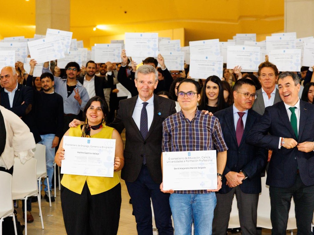 GaliciaAberta's tweet photo. Galicia segue a apostar polo talento da súa xente 🌍
Hoxe celebramos a entrega de diplomas das bolsas BEME e Retorna Talento FP, que xa están a traer centos de mozos e mozas da Galicia exterior cada ano.
👉 Prazo aberto ata o 30 de abril
#GaliciaAberta #BEME #retorno https://t.co/NMIW0859Ub
