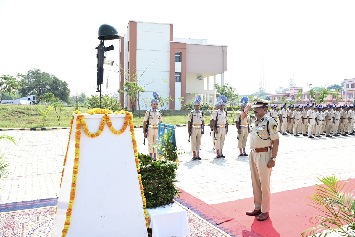 rksingh4971's tweet photo. On this #CRPF Valour Day, 9 April, 2026, we salute the indomitable courage of our brave soldiers at #SardarPost. On 9th April 1965, a handful of #CRPF jawans in the Rann of Kutch fearlessly repelled a full Pakistani brigade, displaying extraordinary #valour and #sacrifice. Their heroic stand remains etched in our hearts forever. #JaiHind! 🇮🇳
@ChandauliGc @RAFCRPF @crpfacademyggm1