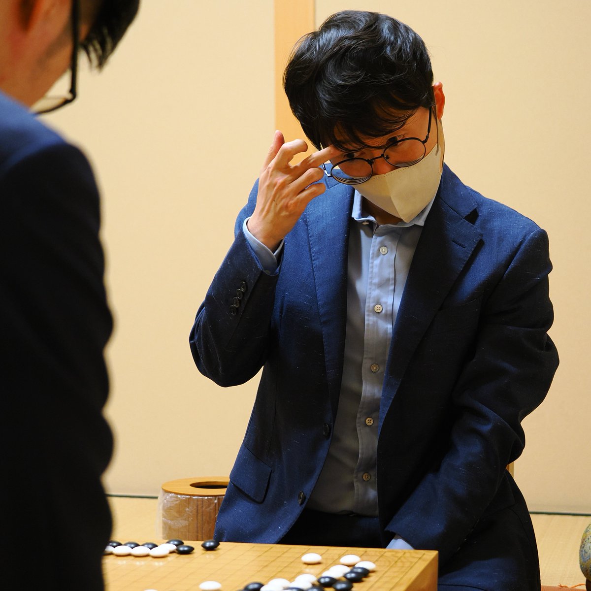 公）囲碁名人リーグは許家元九段が井山裕太碁聖に１９０手までで白番中押し勝ちし、本木克弥九段に並ぶ３勝１敗で首位に立ちました。最後は井山さんの勝負手を真正面から受け止め、右上の白石１２個を捨てて中央の黒石８個をのみ込む大フリカワリで勝負を決めました。井山さんは２勝２敗の五分に。