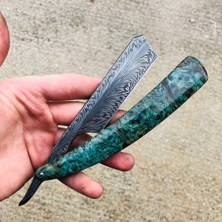 knivesseller's tweet photo. Sharp Edge Razor for Sale! High-quality Damascus steel blade with ergonomic handle, perfect for a smooth shave. Durable and sharp ๐ช. #RazorForSale #USAMade #ShavingEssentials #SharpEdge #GivingGift https://t.co/QgHoa7I1Bw