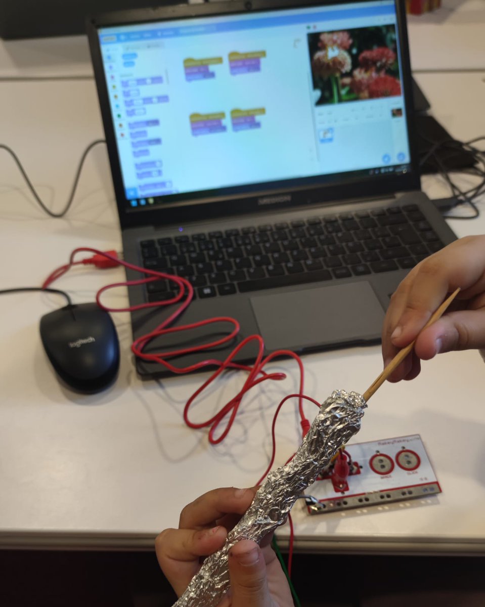 BibEsparreguera's tweet image. 👾Al #BiblioLabXBM "Abracadabra! Fem màgia amb Makey Makey" els infants van descobrir l'electrònica i la programació amb Scratch per crear conjurs amb una bareta màgica molt especial, acompanyats per @eixoscreativa 
#Esparreguera @bibliotequesxbm