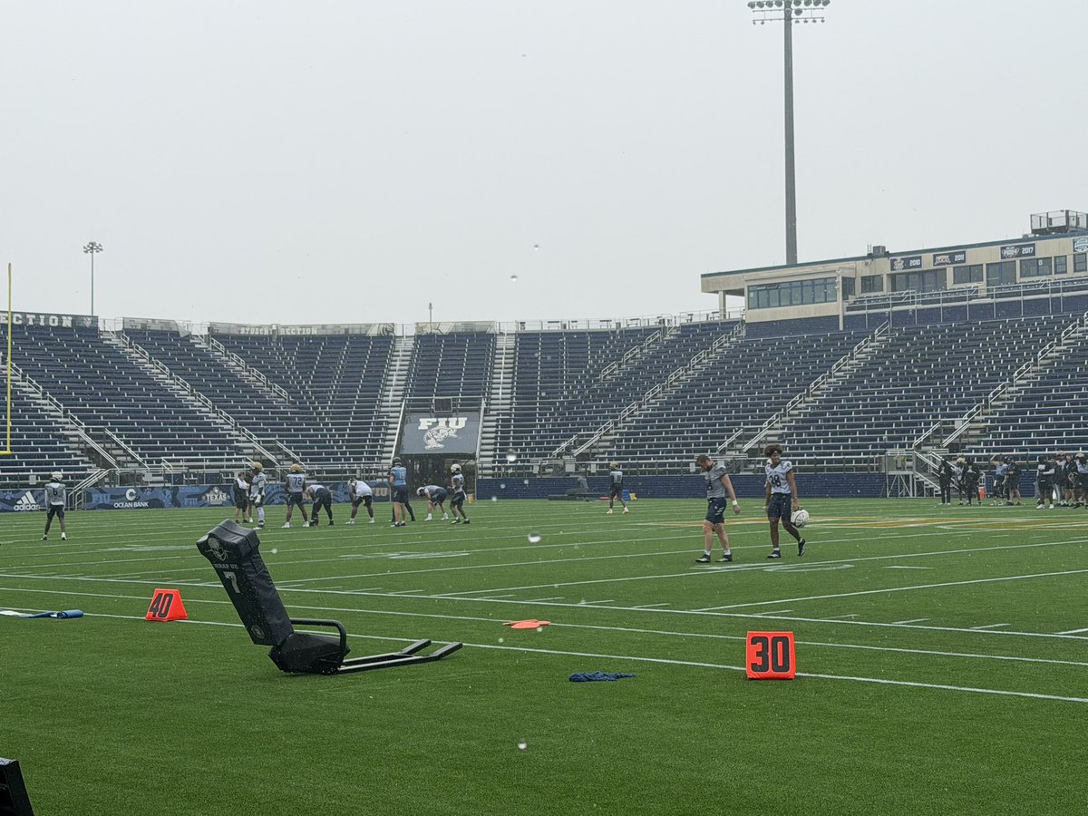BPok24's tweet image. It’s a rainy one for the last FIU spring practice before Saturday’s spring game! Stay tuned for some coverage! #FIU #CFB