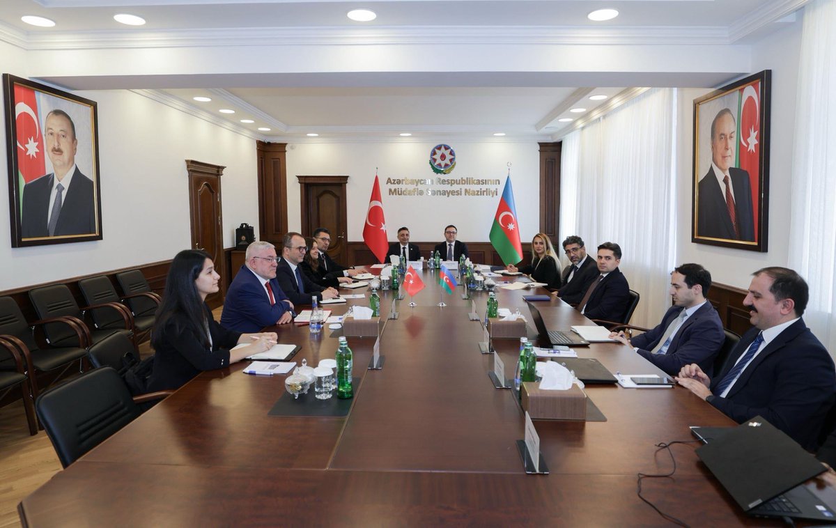 halukgorgun's tweet photo. 🇹🇷🤝🇦🇿

Savunma sanayiinde ortaya koyduğumuz bütüncül ekosistem yaklaşımı; artık yalnızca platform ve ürün geliştirme kabiliyetiyle değil, kurumsal yapısı, yönetişim modeli ve sürdürülebilir sanayileşme anlayışıyla da uluslararası ölçekte referans alınan bir seviyeye ulaşmıştır.

Dost ve kardeş ülkeler, yalnızca teknolojiye değil; bu teknolojiyi mümkün kılan sistem mimarisine de talip olmaktadır.

Bu anlayış doğrultusunda; Azerbaycan Savunma Sanayisi Bakanlığı ile Başkanlığımız arasında, savunma sanayiinde stratejik yetkinlik gelişimi ve ekosistem dönüşümünü hedefleyen iş birliği sözleşmesini imzaladık.

Söz konusu iş birliği kapsamında;

• Savunma sanayii yönetişim modeli  
• Tedarik ve sözleşme yönetimi yapıları  
• Ar-Ge, Ür-Ge ve teknoloji kazanım süreçleri  
• Sanayileşme ve ihracat mimarisi  
• İnsan kaynağı gelişimi ve bilgi transferi  

alanlarında kapsamlı bir dönüşüm perspektifi oluşturulacaktır.

Bu adım; iki kardeş ülke arasındaki stratejik iş birliğinin derinleşmesinin yanı sıra, Türkiye’nin savunma sanayii modelinin küresel ölçekte taşıdığı değerin somut bir yansımasıdır.

@SavunmaSanayii 
@mdigovaz 

#MilliTeknolojiHamlesi #MilliYetkinlikHamlesi