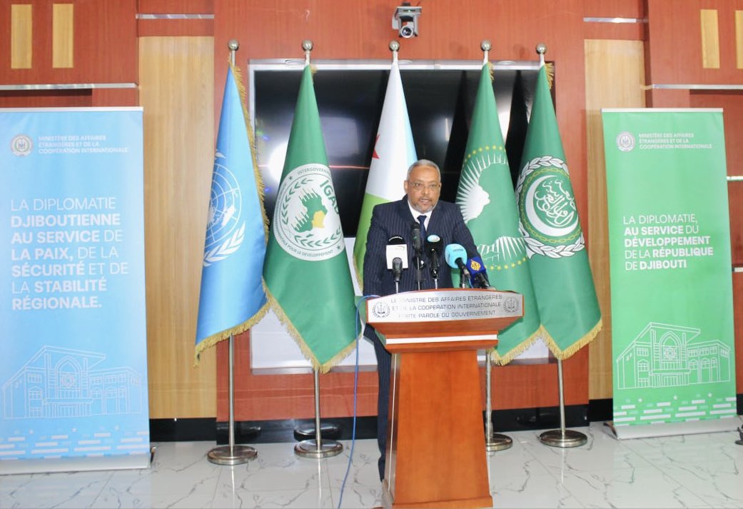 MAECIDJIBOUTI's tweet photo. Le Ministre des Affaires étrangères et de la Coopération internationale, S.E.M Abdoulkader Houssein Omar, a tenu une conférence avec la presse nationale et internationale, au cours de laquelle il a présenté les grandes réalisations de la politique étrangère de la République de Djibouti sous le leadership de S.E Monsieur Ismail Omar Guelleh, Président de la République, véritable architecte de cette politique étrangère depuis 1999.

À cette occasion, le Chef de la diplomatie djiboutienne n’a pas manqué de rappeler la consistance de la diplomatie djiboutienne ainsi que les principes fondamentaux sur lesquelles reposent la politique extérieure de la République de Djibouti notamment le respect de la souveraineté et de l’intégrité territoriale, la promotion de la paix et de la stabilité, ainsi que le règlement pacifique des différends.

En outre, le Ministre a déclaré que la République de Djibouti tire l'essence de sa diplomatie de sa position géostratégique unique tel un échiquier mouvant, où Djibouti déploie malgré tout une politique étrangère visionnaire, consciente que chaque mouvement résonne désormais à l'échelle mondiale.

A l’issue de son intervention, le Chef de la diplomatie a également répondu aux questions de nombreux journalistes qui ont assisté à cette conférence.#MAECIDJIBOUTI