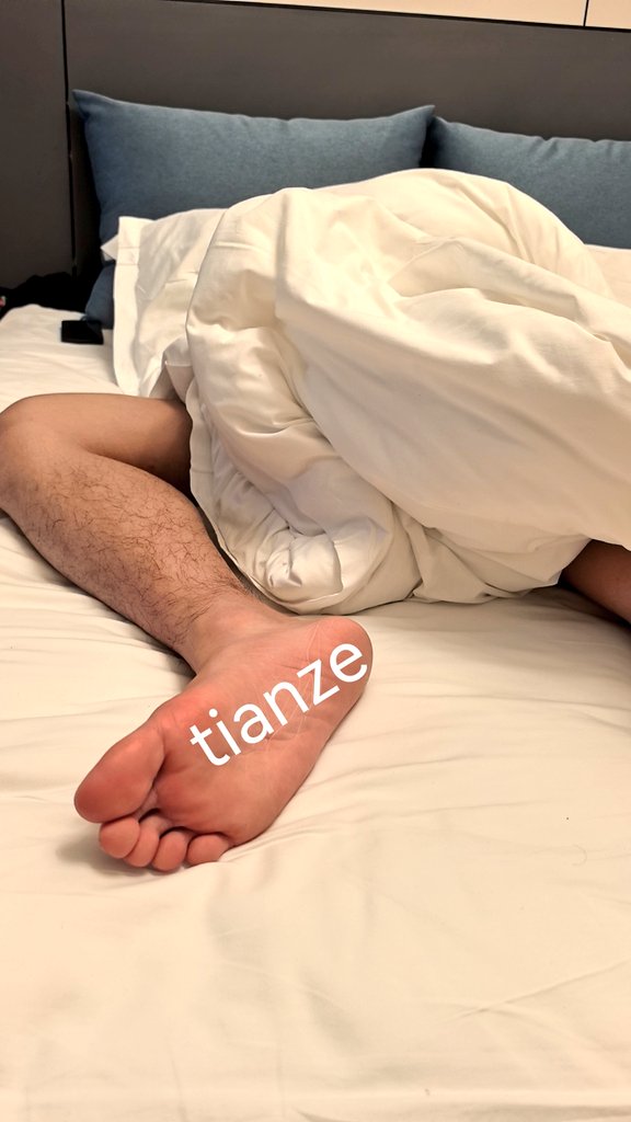 Luis34739871's tweet photo. tk嘛，还得是睡着了好玩，你好好休息，我抱着你的🦶轻轻抚摸，轻轻挠痒，当成玩具慢慢把玩。给你如梦似幻的感觉 https://t.co/i9l6XQ3BLk
