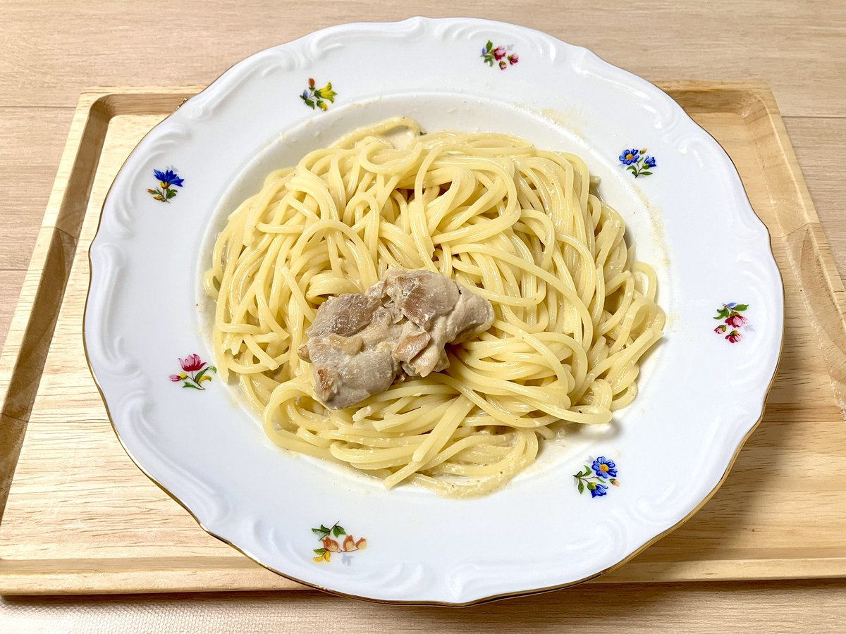 鶏もも肉と青梗菜のクリーム煮なるものを初めて作った🧑🏻‍🍳🐧💕牛乳普段飲まなくて、小さい200mlパックのを買った🥛
なかなか美味しかった👍🏻
スープがたぷたぷで余ったので、スパゲティを茹でてスープスパにしてみたら美味しかったけど、ぱっと見だとスープさんはどこかへいってしまったようだ🥹