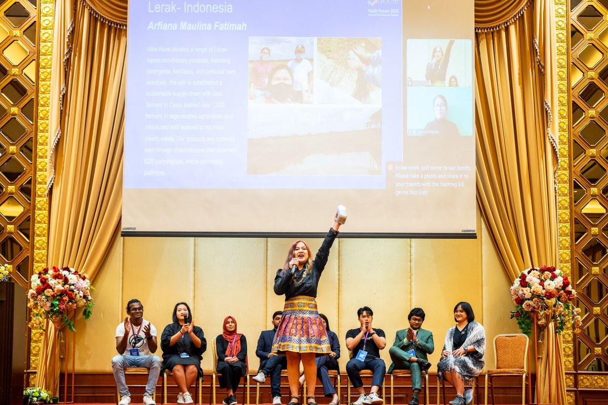 Connect4Climate's tweet image. "By building a women-centered supply chain with local farmers, we are not just preserving tradition, but redesigning how sustainability can live in daily life."

Max Thabiso Edkins Youth Ambassador @arfianamaulinaa bridges women's empowerment + #water sustainability. #WBGMeetings