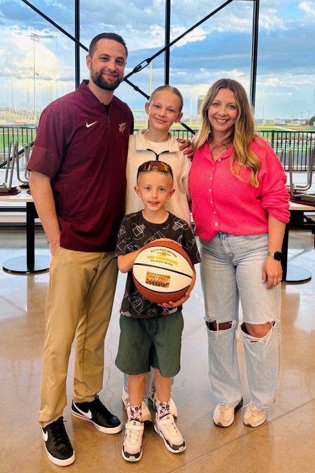 SeaneyD4's tweet photo. Great night celebrating our team, our season and our seniors. Thankful and grateful for the love and support. https://t.co/zUytVaqeui