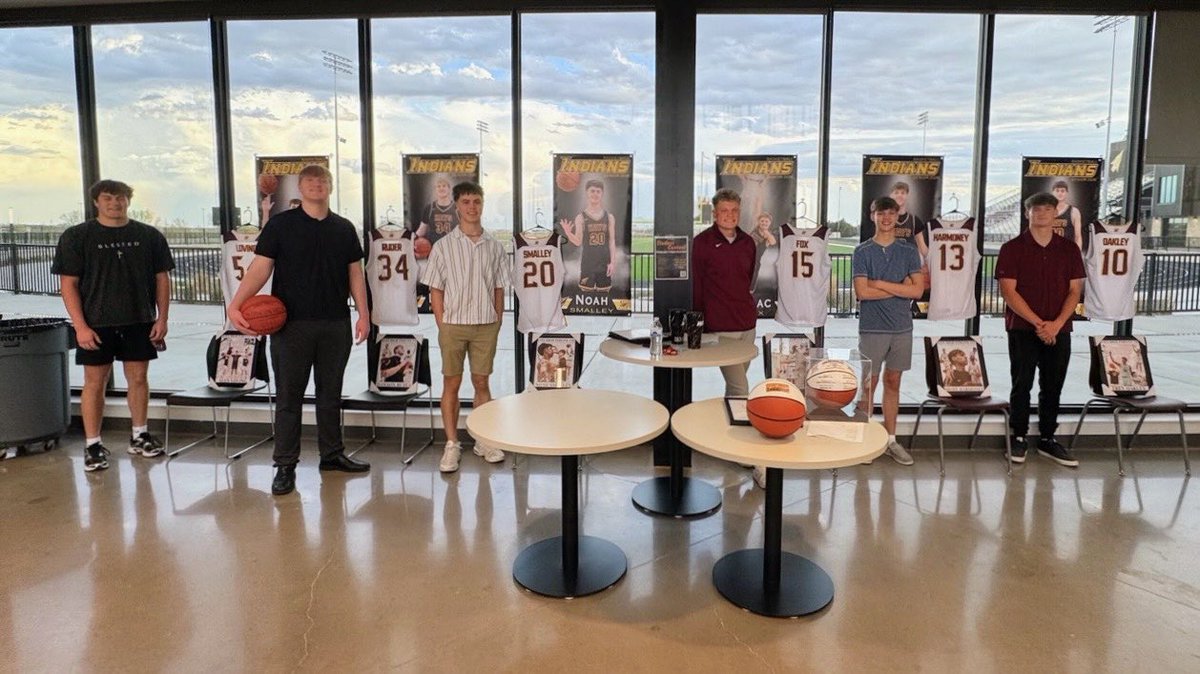 SeaneyD4's tweet photo. Great night celebrating our team, our season and our seniors. Thankful and grateful for the love and support. https://t.co/zUytVaqeui