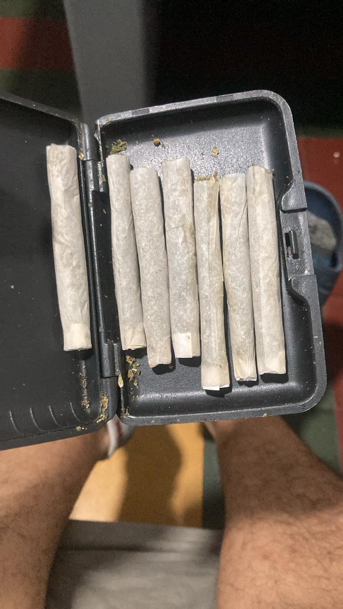 ccc158's tweet photo. @bigcruz420 Es una buena opción si no tienes mucha weed, por mi parte utilizo los cueros de OCB 1 1/4 organic hemp sin blanquear y tiene un sabor excelente, además los lleno a full (donde vivo es MUY barata la w) https://t.co/BgflpvvMOs