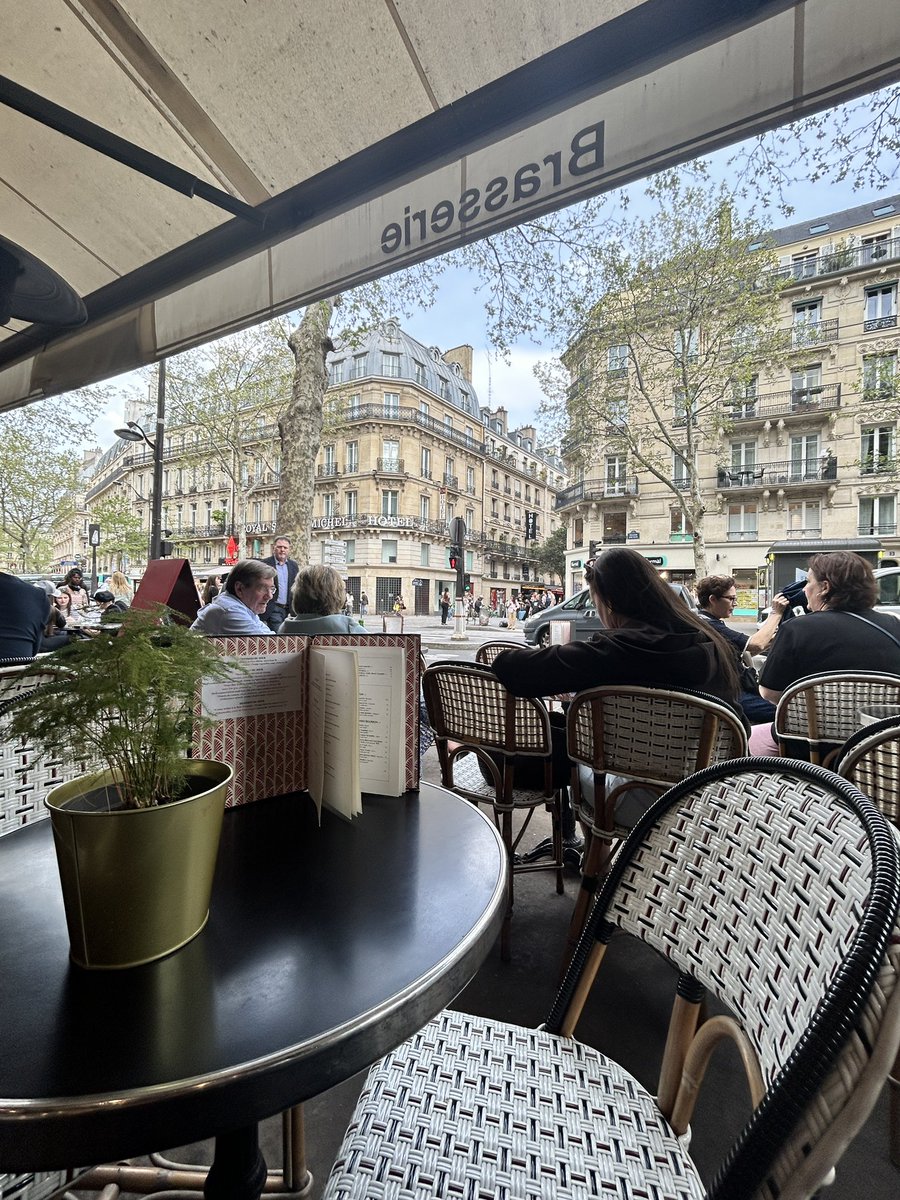 DivaQBBQ's tweet image. I have tonight off work and this is one of my favorite places to grab a cocktail and people watch.