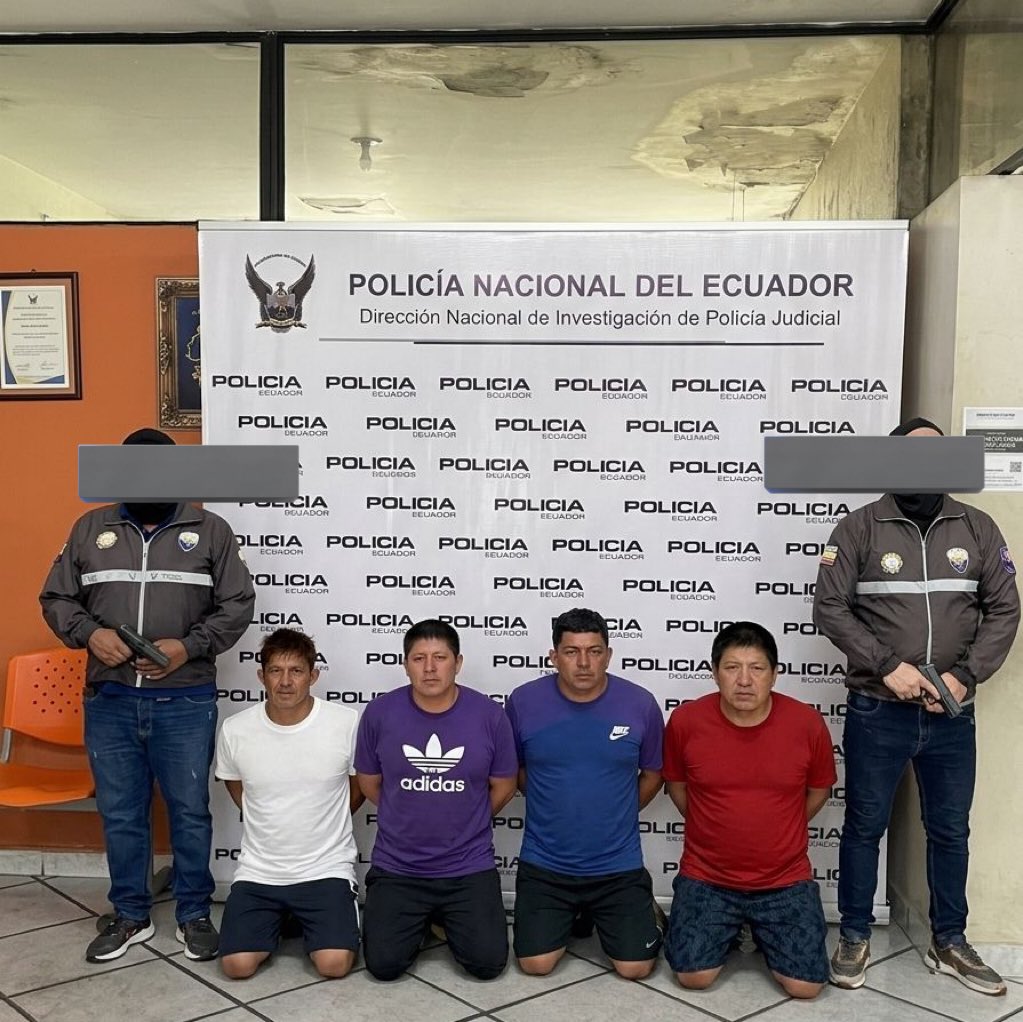 JohnReimberg's tweet photo. PUERTO LÓPEZ

CUATRO EXTORSIONADORES APRESADOS POR EL BLOQUE DE SEGURIDAD.

El Bloque de Seguridad, a través de Policía Nacional en coordinación con Fuerzas Armadas llevó a cabo un operativo donde se allanó un inmueble y se apresó a cuatro sujetos que intimidaban a los habitantes del cantón con mensajes y panfletos. 

Los tipos presuntamente pertenecen a “Los Choneros”. 
Apresados:
Bailón Chávez José Fernando
León Ponce Freddy Enrique
Pinargote Chele Jean Pierre
Fienco Santana Justin Paul
Durante la intervención se incautaron dos armas de fuego tipo pistola, municiones, alimentadoras, celulares y otros indicios. El caso está vinculado además por delito de tenencia y porte de armas.

Seguimos trabajando.