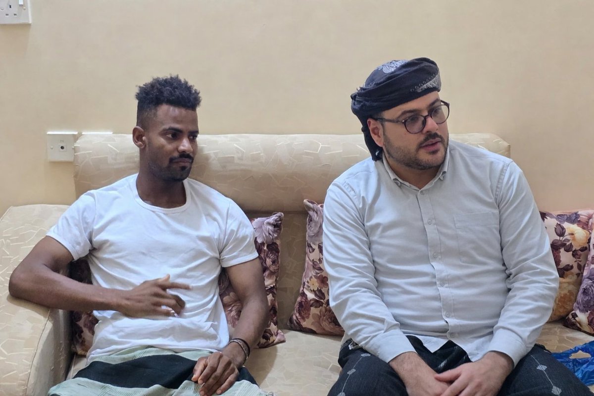 aljifri191's tweet photo. رئيس انتقالي حضرموت يتفقد الجريح أسامة الجامع ويؤكد متابعته المباشرة لنقله للعلاج في الخارج

المكلا | 9 أبريل 2026م إعلام القيادة المحلية م/ حضرموت 

قام القائم بأعمال رئيس الهيئة التنفيذية للقيادة المحلية للمجلس الانتقالي الجنوبي بمحافظة حضرموت، الاستاذ علي أحمد الجفري ، بزيارة تفقدية للجريح البطل أسامة أحمد الجامع، الذي تعرض لإصابة بليغة خلال المظاهرة الشعبية الكبرى يوم السبت الماضي 4 أبريل ، وذلك للاطمئنان على استقرار حالته والوقوف أمام متطلبات علاجه.

وكانت الهيئة التنفيذية قد أوفدت في وقت سابق وفداً بتوجيهات من القائم بأعمال رئيس المحافظة لزيارة الجريح وتفقد احتياجاته، إلا أنه ونظراً لتقارير الأطباء التي أكدت خطورة جراحه وحاجته لتدخل طبي متقدم، أصر الجفري على زيارته بنفسه والجلوس مع أسرته، تعبيراً عن التقدير العالي لتضحيات الابطال ابناء حضرموت الشجعان وحرصاً على الإشراف المباشر على ملفه الصحي.

وخلال الزيارة، جدد الجفري وعده لأسرة الجريح أسامة الجامع بمتابعة استكمال كافة إجراءات سفره للخارج فوراً لتلقي العلاج اللازم، مؤكداً أن المجلس الانتقالي الجنوبي بقيادة الرئيس القائد عيدروس الزبيدي يضع علاج جرحى التحركات الشعبية الجنوبية على رأس هرم أولوياته، وفاءً لمن قدموا أرواحهم ودمائهم في سبيل قضية شعب الجنوب العادلة.

وأكد الجفري أن القيادة ستبقى سنداً لكل المناضلين الساعين نحو الهدف المنشود المتمثل في استعادة دولة الجنوب ، مشدداً على أن هذه التضحيات هي التي تزيد القيادة الجنوبية إصراراً على المضي قدماً في المشروع الوطني.

من جهتهم، ثمنت أسرة الجريح أسامة هذه اللفتة الكريمة والاهتمام المتواصل من قيادة المجلس بالمحافظة، معتبرين أن حضور رئيس المجلس بالمحافظة شخصياً لمتابعة حالة ابنهم يعكس مدى التلاحم بين القيادة والجماهير في كافة محافظات الجنوب.

رافق رئيس الهيئة خلال زيارته كل من المقدم مهدي المحمدي رئيس المجلس بمديرية المكلا، والدكتور يسلم باوزير رئيس اللجنة الصحية للمجلس بالمحافظة ، وعضو الجمعية الوطنية، والأستاذ حسن بلحول عضو مجلس المستشارين.