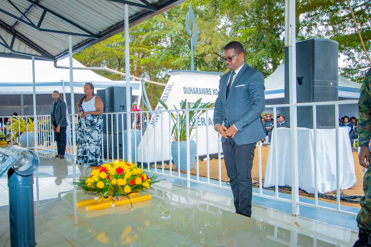 jabanasector's tweet photo. Abayobozi banyuranye bifatanyije  n'Abaturage ba @jabanasector bunamira ndetse banashyira indabo kumva yabashyinguye mu rwibutso rwa Kabuye. https://t.co/oqjRmfA2ux