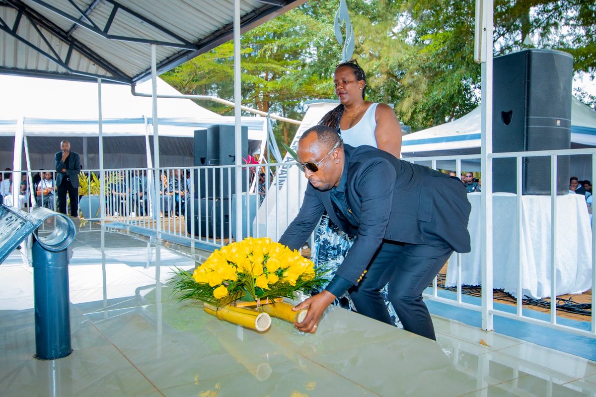jabanasector's tweet photo. Abayobozi banyuranye bifatanyije  n'Abaturage ba @jabanasector bunamira ndetse banashyira indabo kumva yabashyinguye mu rwibutso rwa Kabuye. https://t.co/oqjRmfA2ux