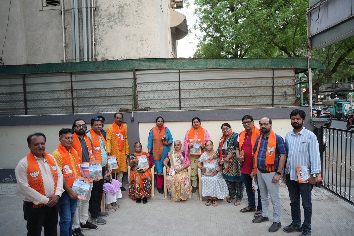 ravipatel4bjp's tweet photo. " લોકસંપર્ક રાઉન્ડ - જોધપુર વોર્ડ "

આજરોજ ભારતીય જનતા પાર્ટી જોધપુર વોર્ડ દ્વારા લોકસંપર્ક રાઉન્ડ જલારામ પરાઠા ચાર રસ્તા થી શરૂ કરી વિવિધ સોસાયટીમાં પ્રચાર કરવામાં આવ્યો. 
#bjp https://t.co/ezZj9sbPzU