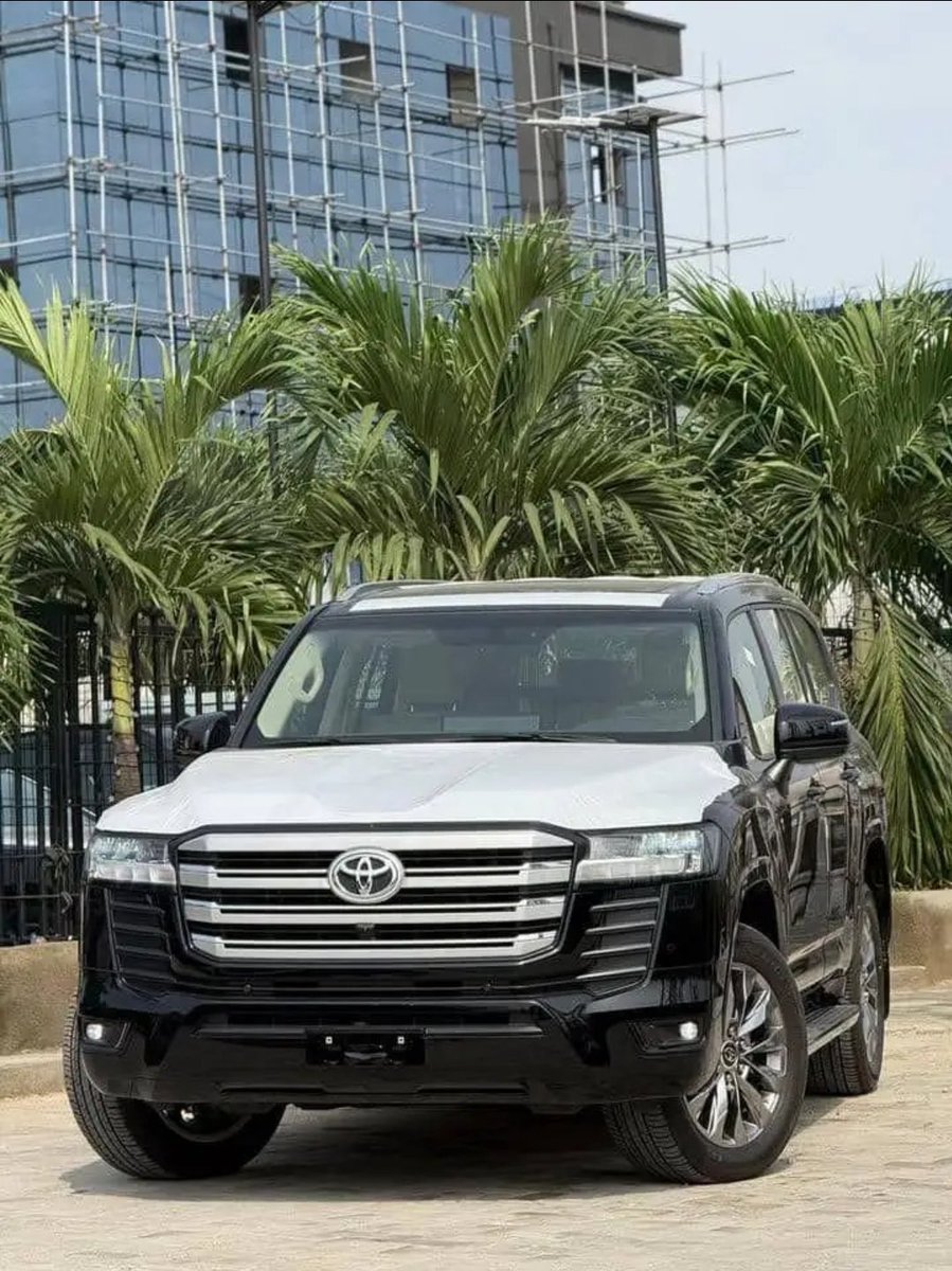 FMLarousse's tweet image. Depuis la remise de voitures #Toyota VXR aux joueurs de #Léopards par la présidence de la République, plusieurs pages de vente en ligne de véhicules annoncent également la mise en vente de véhicules ayant les mêmes caractéristiques que cette dotation. 

Les prix varient entre