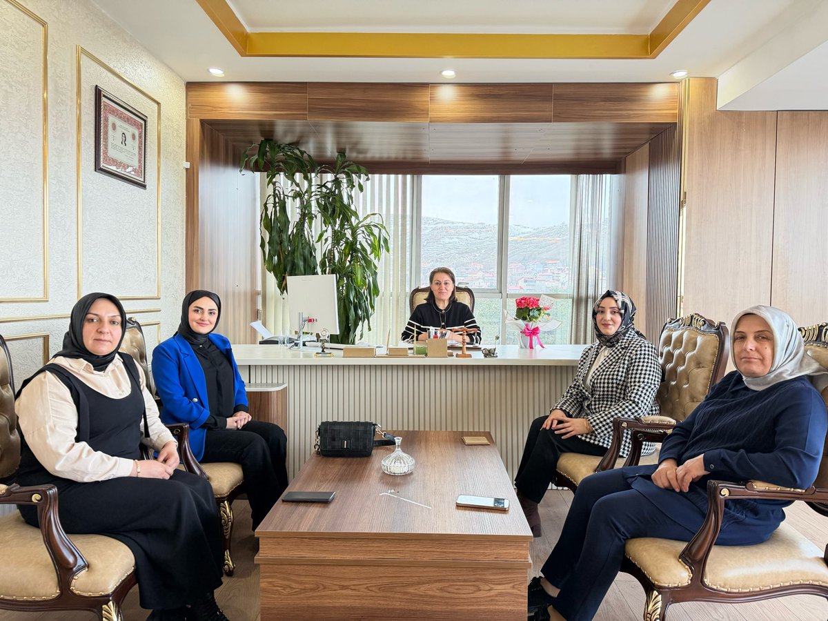 Kadın Kolları Başkanımız Gülşen Çelikkol ve İl Yönetim Kurulu Üyemiz Av. Dilara Yüksel ile birlikte Bitlis Baro Başkanı Av. Gülhan Bayram Sekmen’i ziyaret ettik.

Çok güzel, bol sohbetli geçen ziyaretimizde; geçmişe dayalı tecrübelerini ve kıymetli birikimlerini dinleme fırsatı