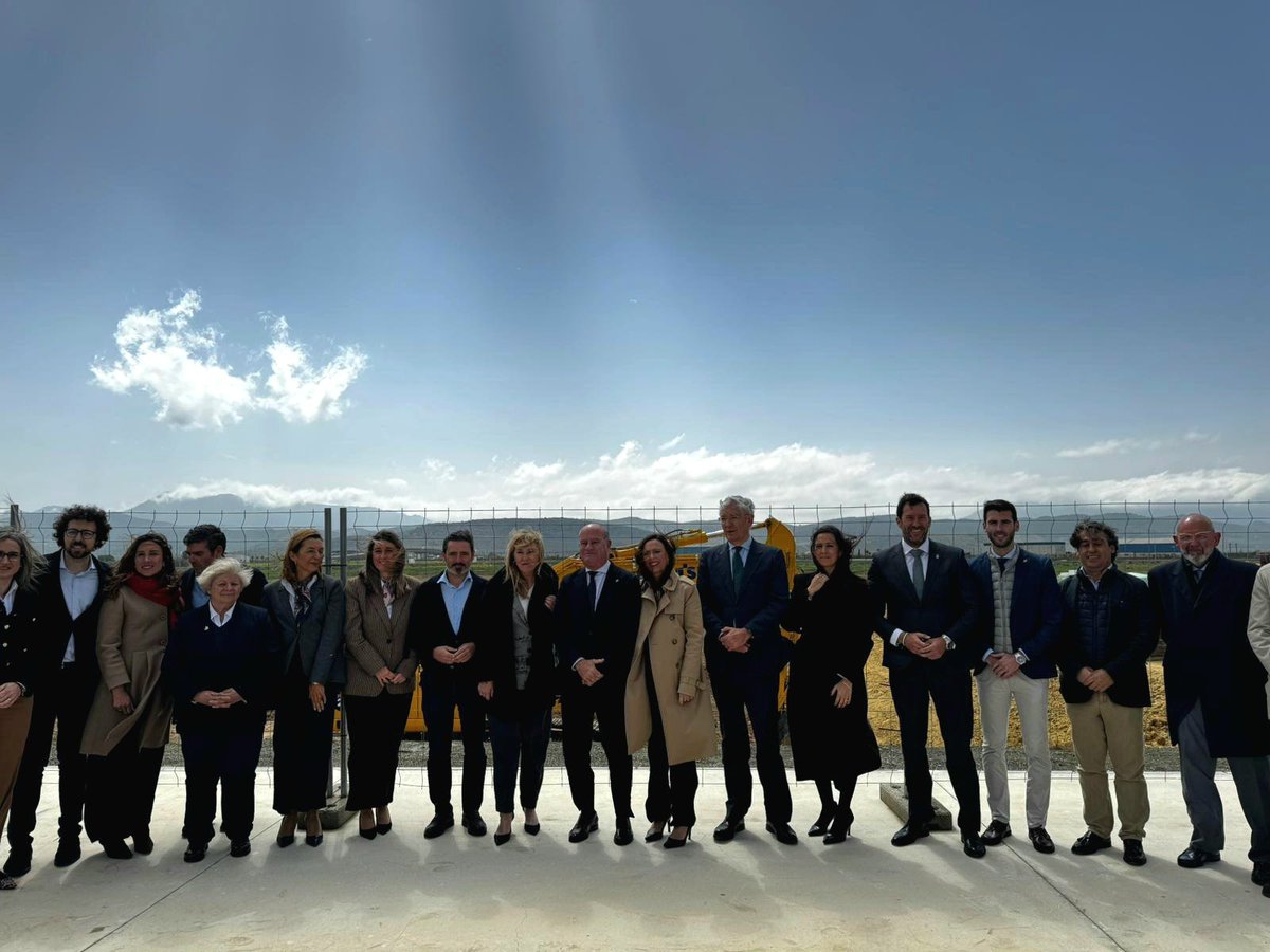CarolinaEspanaR's tweet photo. Antequera es ya un nodo logístico esencial para Andalucía, siempre es un placer visitarla con su alcalde @manolo_baron y mi compañera @Rocio_DiazJ.

Con la consolidación de su Puerto Seco, las obras de construcción de nuevas naves refuerza su posición. https://t.co/XpovMLaAst