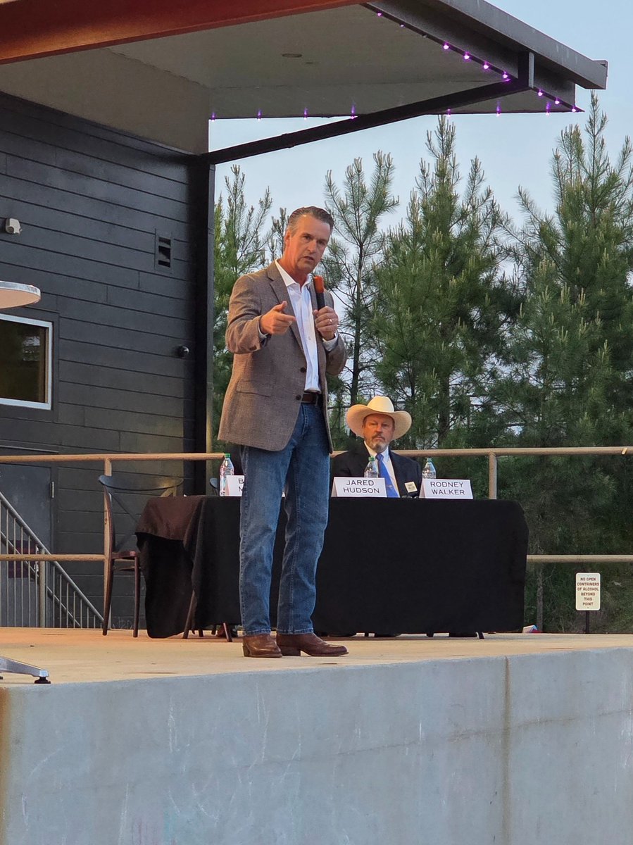 BMooreSenate's tweet photo. Thanks to the Alabama Young Republicans for a fun and informative Senate candidate forum last night in Hoover. I appreciate all of our supporters that came out. Let's keep this momentum going! 🇺🇲

#alpolitics #YoungRepublicans #USSenate #BarryMooreForAlabama @YRFAL https://t.co/VG0HrzrmhC