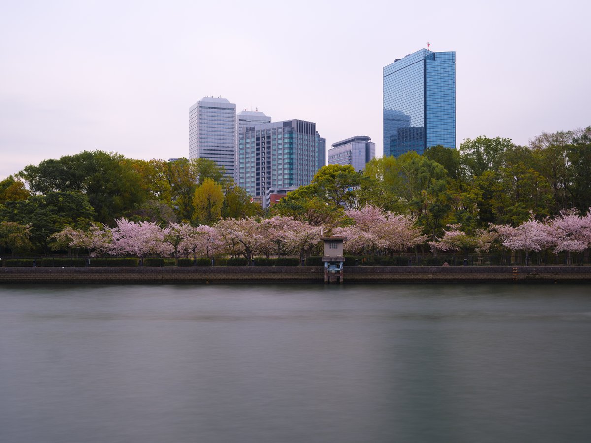 KNII2010's tweet image. 桜ノ宮を流れる大川の右岸から左岸を眺める
30秒の長時間露出です。 #大阪 #osaka #桜