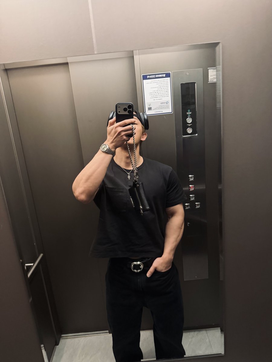 WONHO_GLOBAL's tweet photo. [🍒]

26.04.09

From.WONHO

🐰: Aren’t WENEEs going to make Pringles, get hooked on them, and buy them all out? That’s what I’m worried about.

[T/N: Earlier on º❍｡, Wonho told WENEEs to try making Pringles Choco Block this weekend. 
He intentionally used an old-fashioned ending in the last sentence to add a bit of playful drama to his concern 😂]

⚠️Don't tag official accounts⚠️