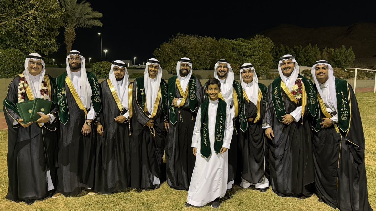 khaledQanash's tweet photo. الحمدلله من قبل ومن بعد❤️

تخرجت من كلية الطب بجامعة الملك سعود بن عبدالعزيز للعلوم الصحية بمرتبة الشرف الاولى 🎖️ 

الفضل لله اولاً ثم لوالدي على دعمهم اللامتناهي خلال مسيرتي العلمية فنجاحي كان جهدهم وحصادهم ❤️❤️

شكراً لأخي الغالي حمودي فهو من اضفى الشعلة التي لا تنطفئ داخلي https://t.co/eZvFPkTdZm