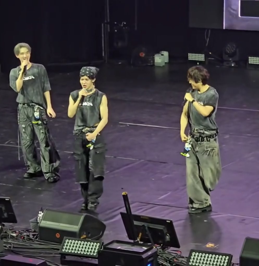 enhabillss's tweet photo. Hong can't stop staring at Nut during the powerful "grazie" pose😭😭 just look at them, so many people and they're still in their own world
#LYKNDuskAndDawnxMilan #nuthong
#LYKNinMilan #nnutdan #hongshihoshi https://t.co/M0jyWc8t8n