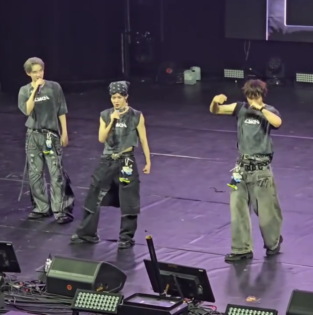 enhabillss's tweet photo. Hong can't stop staring at Nut during the powerful "grazie" pose😭😭 just look at them, so many people and they're still in their own world
#LYKNDuskAndDawnxMilan #nuthong
#LYKNinMilan #nnutdan #hongshihoshi https://t.co/M0jyWc8t8n