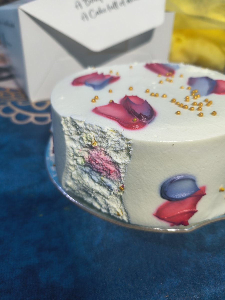 RoiRishav's tweet photo. Shocking experience with @zomato The cake arrived ruined with frosting all over the box, and the #4 candle I ordered was missing. customer care is just offering a partial refund without even acknowledging the full concern. I didn't pay ₹488 for a smashed cake and missing item. https://t.co/0DOed74RkN