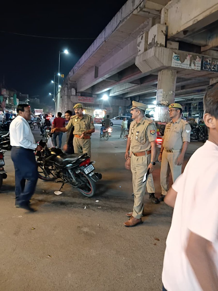 DcpGomti's tweet photo. @DCPGomti
के निर्देशन में “ऑपरेशन चक्रव्यूह” के तहत कानून, शांति एवं सुरक्षा व्यवस्था बनाए रखने हेतु समस्त थाना/चौकी प्रभारी द्वारा पुलिस बल के साथ अपने-अपने थाना क्षेत्रों में #FootPatrolling एवं सघन चेकिंग अभियान संचालित किया जा रहा है। #UPPolice https://t.co/tpkUPMRYeU