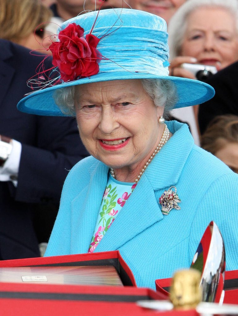 sarahdiaryz's tweet photo. This basket of flowers brooch, set with sapphires, rubies and emeralds, was a gift to Princess Elizabeth, later Queen Elizabeth II, from her beloved parents, King George VI and Queen Elizabeth, in 1948, to mark the birth of her son, Prince Charles of Edinburgh 💐

📸 Anna Watson https://t.co/ukfcXAhDxy