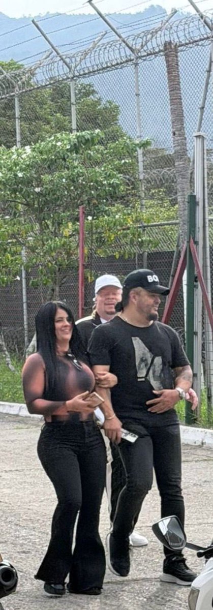 Director del INPEC ordenó sacar al Director encargado de la Cárcel La Paz de Itagüí por una fiesta el interior del penal con el cantante vallenato Nelson Velásquez.