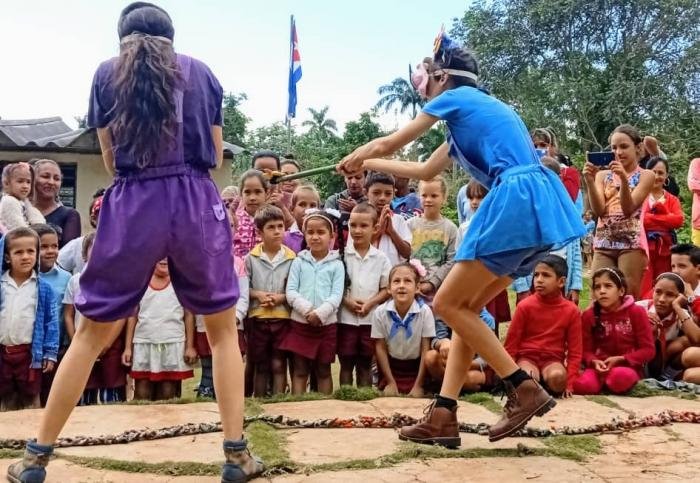 Parafraseando al Comandante en Jefe Fidel Castro, salvar la cultura es salvar a la Patria. Desde #Guantánamo apostamos por ello!
#CubaEsCultura
#100AñosConFidel
<a href="/yoeaberob1/">Yoel Perez Garcia</a> 
<a href="/LopezYoelvys/">Yoelvys Labañino López</a> 
<a href="/art/">Arthur Bullard</a>