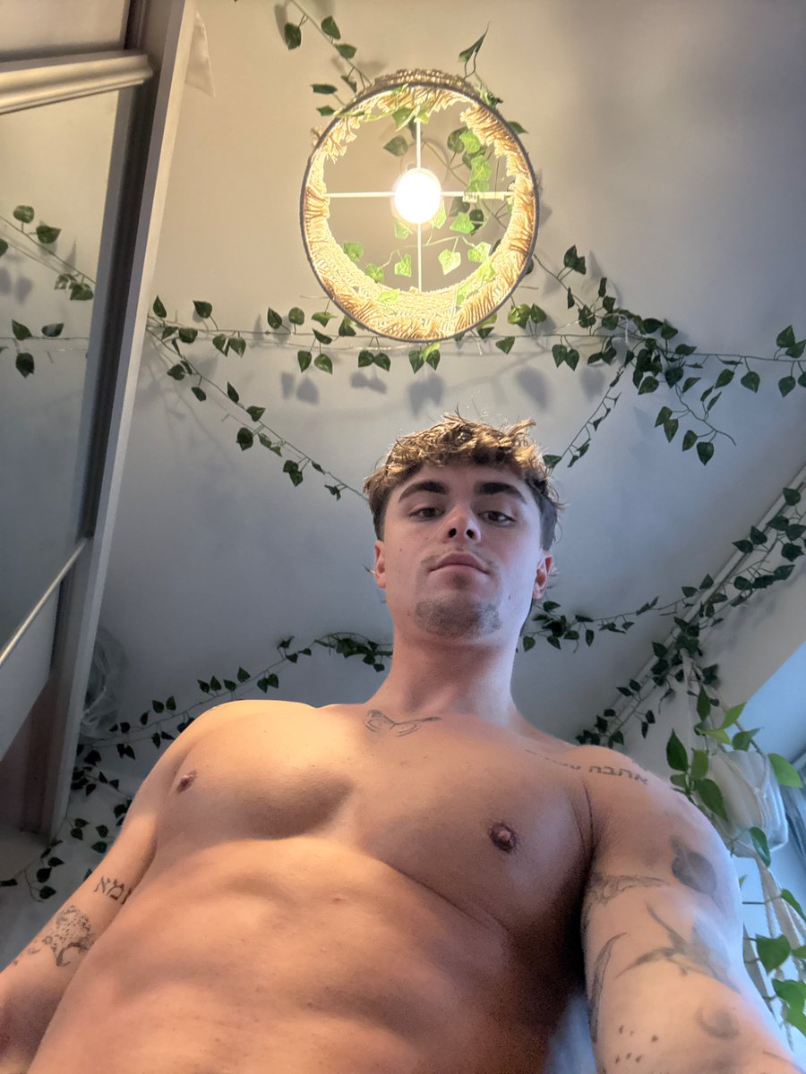 Rhettiland's tweet photo. Do you like my face or my body? 😉 https://t.co/8jZolUxKN5