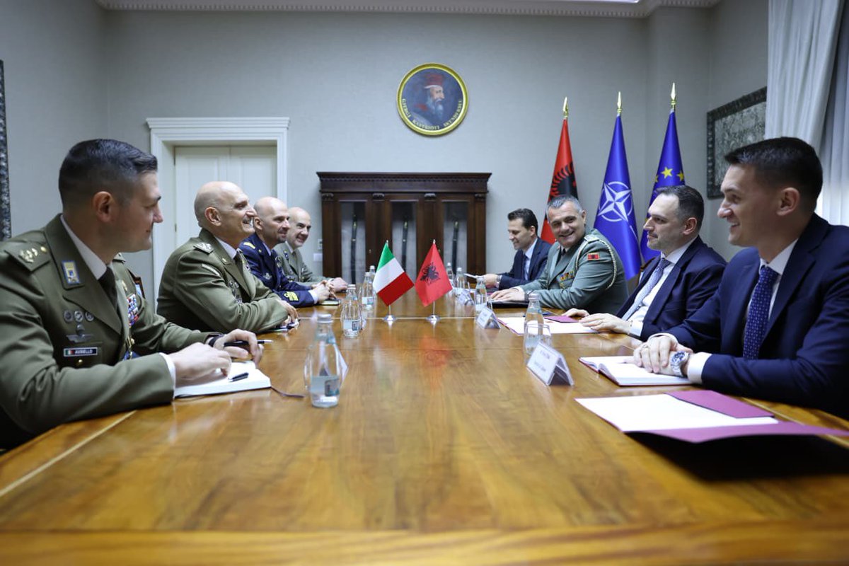 SM_Difesa's tweet image. 📍Tirana, cooperazione bilaterale e sicurezza regionale al centro della visita ufficiale in #Albania del Capo di Stato Maggiore della Difesa, Gen. Luciano #Portolano.

🫱🏻‍🫲🏼Nella prima giornata, il Capo di #SMD ha incontrato il Capo di Stato Maggiore della Difesa albanese, Gen.