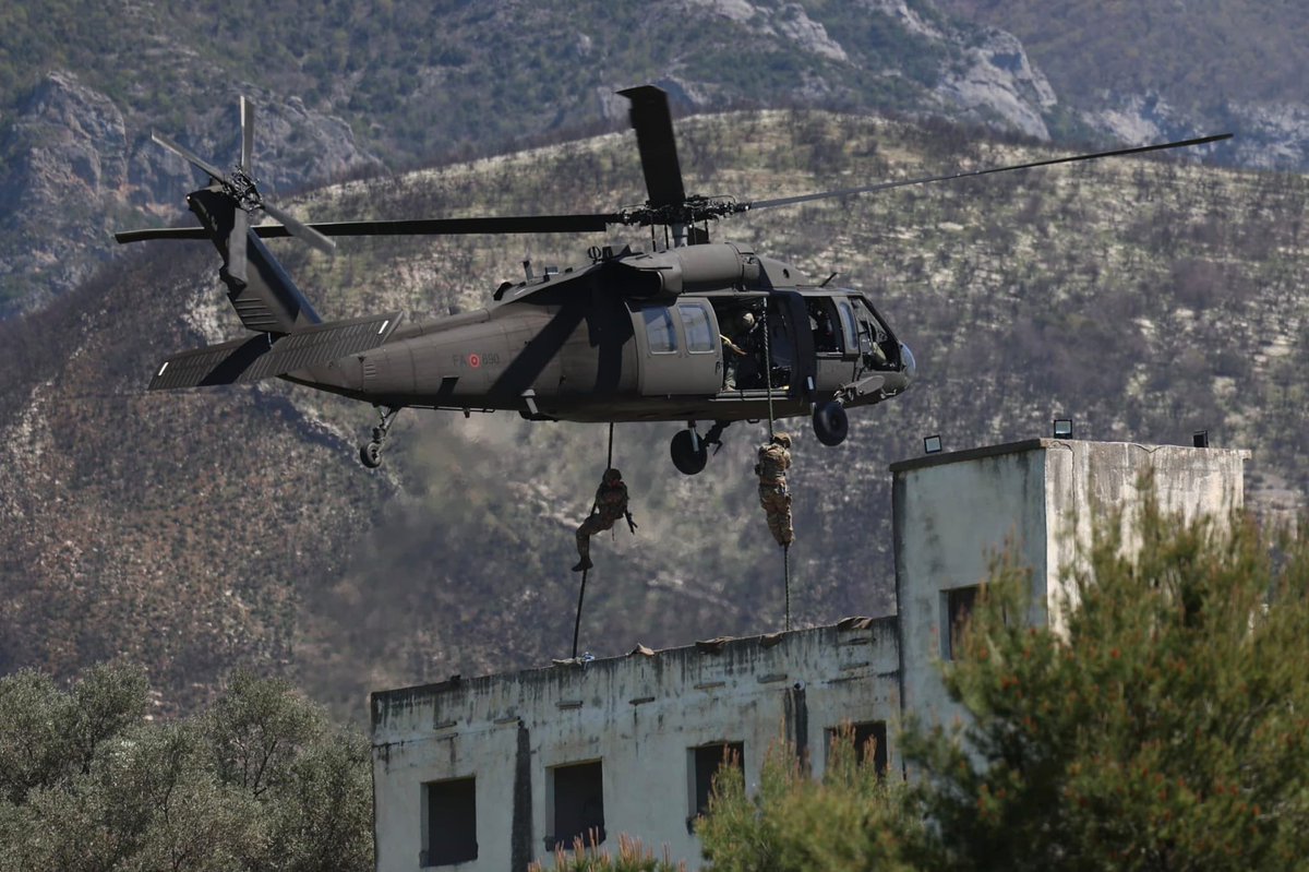 SM_Difesa's tweet image. 📍Tirana, cooperazione bilaterale e sicurezza regionale al centro della visita ufficiale in #Albania del Capo di Stato Maggiore della Difesa, Gen. Luciano #Portolano.

🫱🏻‍🫲🏼Nella prima giornata, il Capo di #SMD ha incontrato il Capo di Stato Maggiore della Difesa albanese, Gen.