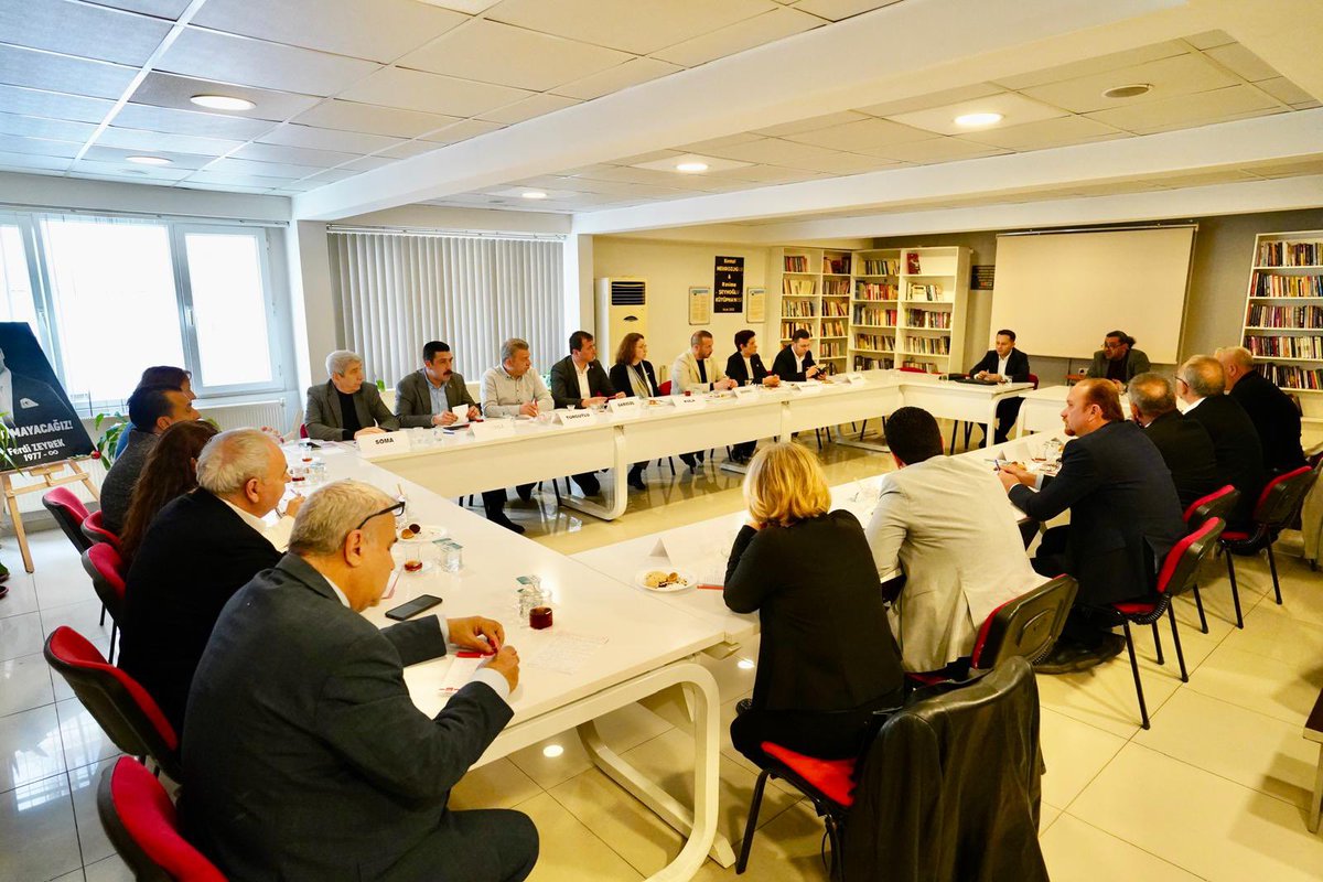 Manisa milletvekillerimiz ve İl Başkanımızın katılımıyla İlçe Başkanları Toplantımızı gerçekleştirdik.

Teşkilat çalışmalarımızı, sahadaki güncel durumu ve Manisa’mızın öncelikli meselelerini kapsamlı şekilde ele alarak karşılıklı değerlendirmelerde bulunduk; birlik ve beraberlik