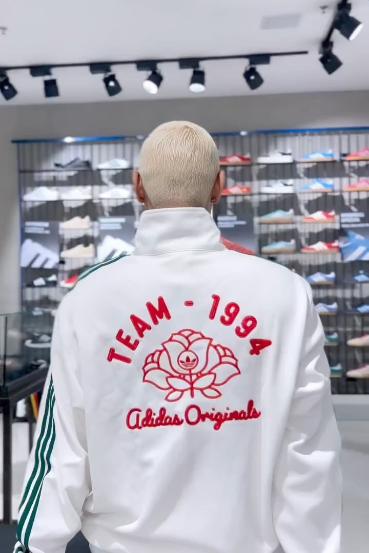 CaminoTV's tweet photo. ça c'est une top veste adidas je reconnais

https://t.co/2OgP64HGhp https://t.co/MOaduYR9D1