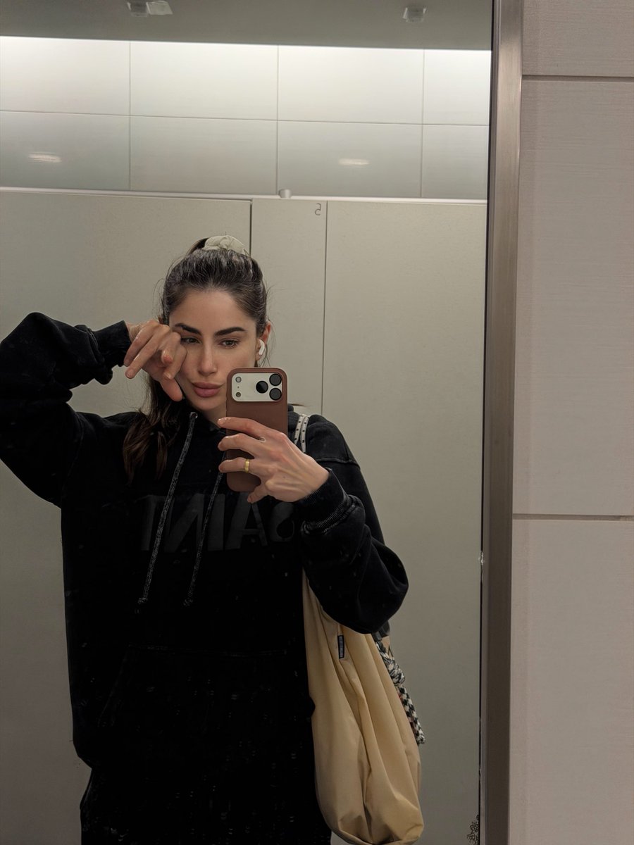 guadaperotti's tweet image. Always a hoodie girl #airportlook #hoodie #sportie #fitbody
