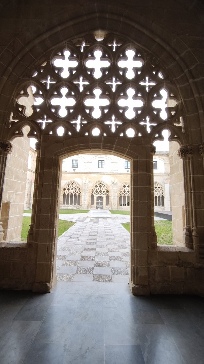 martin_javier's tweet photo. Claustro de Santo Domingo, Jerez. Estructura de sillería con arco apuntado y tracería calada superior de cuatrifolios. Vano inferior rebajado que conecta con pavimentación en damero y fuente de mármol. Obra del gótico tardío y reforma clasicista.
​#Jerez #Gótico https://t.co/bRaoh5t0lZ