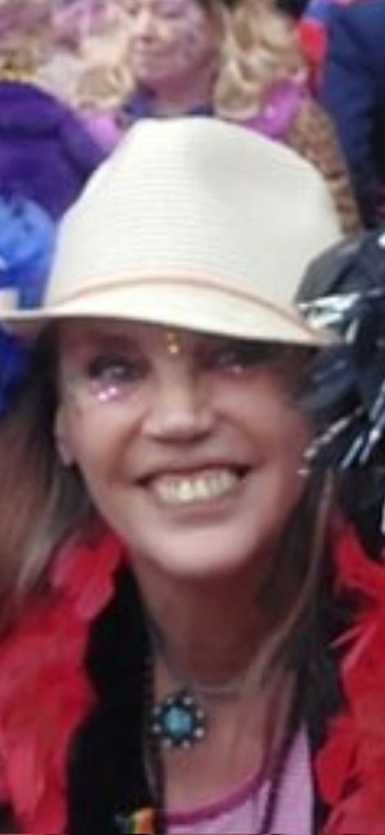 Travestiet des Moederlands (Lulu) tweet media